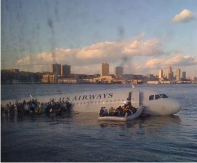 문제제기 에피소드 1 Passengers evacuate US Airways Flight 1549, which crashed into the