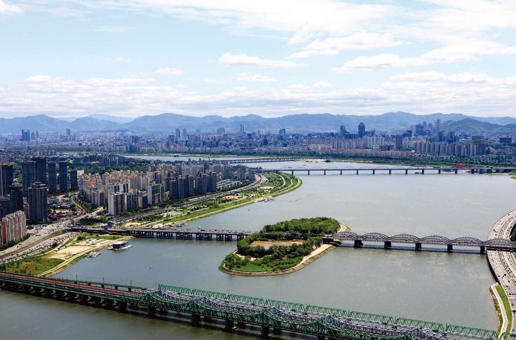 서울을바꾸는힘, 한강 서울, 한강을품고미래도시가되다 2030년한강르네상스사업이완성되면한강을중심으로새로운서울의모습이여러분을찾아갑니다. 먼옛날부터한반도역사의중심이던한강은새로운형태의수변도시로탈바꿈하여수변생태와문화가어우러진활력이넘치는도시로거듭날것입니다.
