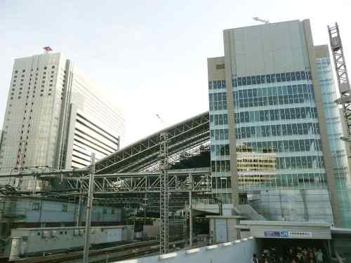 그런데왜 JR만오사카라는역명을사용하고있고, 다른사철과지하철은우메다역일까.