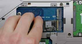7. SSD 삽입 컴퓨터에따라새 NVMe PCIe SSD 를삽입하기전에제거해야할방열판또는 나사가있을수있습니다. Crucial NVMe PCIe SSD 를삽입하려면, 살며시주의해서 SSD 의측면을잡으십시오.