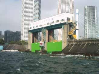 지진, 해일, 고조등의비상사태에신속하게대응하기위해도쿄항에수문조작등을총괄하는해일대책센터를운영하고있습니다.