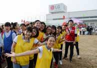 이대회는매년미국전지역의 LG 전자사업장에서개최하는썸머피크닉행사의일환으로진행됩니다. 베트남법인은매년 LG페스티벌을개최하고있습니다. 이행사는직원간유대감을강화하고건설적인경쟁의식과협동정신을제고하고자개최하는것으로, 스포츠, 음악, 연극등다양한분야의경연을실시하여각분야의우수팀을시상하는방식으로진행됩니다.