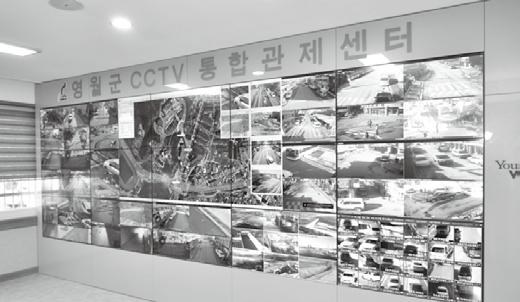 종합소식 2015.12. 28 03 영월군 CCTV 통합관제센터개소 군과영월경찰서 ( 서장엄기영 ) 는안전하고행복한영월구현을위한사업의일환으로영월읍하송로 46-43( 구보건소 1층 ) 에영월군 CCTV통합관제센터를구축해지난 22일개소식을가졌다.