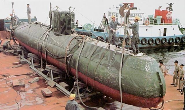 북한은정전협정이체결되고남북의군사대치상태가소강국면으로접어든 1960 년대에이미잠수함능력구축에착수하였다. 182) 이후소련과중국으로부터로미오급잠수함과위스키급잠수함을소량도입하기시작하였고,1970 년대에들어와서는신포, 마양도등지에서직접잠수함을건조하기시작하였다.