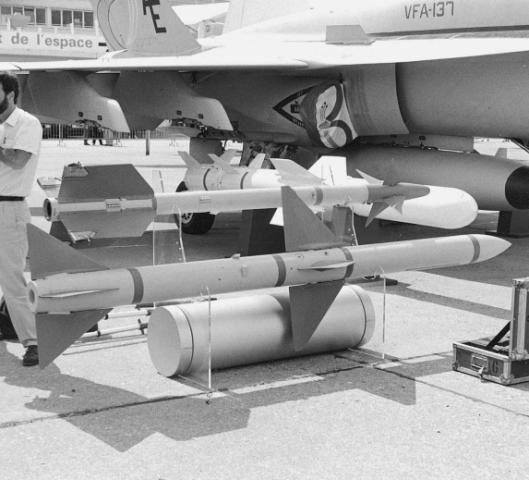 연동 MiG-29 한국 AIM-120 AIM-7E 관성 / 지령,