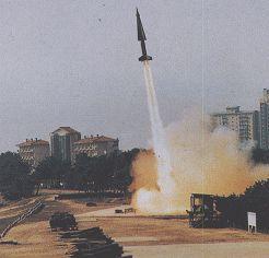 한국군은 1965 년미국으로부터도입한나이키지대공미사일을개량하여 1975 년사거리 180km 의현무-1 을개발하였다. 또한 1987 년에는사거리를 250km 로증가시킨현무-2 를개발하여운용하기시작했다. 한 미간에는정치적인논리로인하여 1979 년에탄도탄의사거리를 180km 이내로제한하는협정을맺었다.