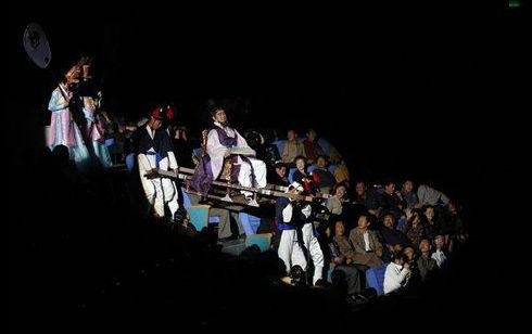 국립교예단으로이름을바꾼 2012년 10월평양교예단의공연을참고하 기로한다.