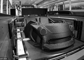 로컬모터스는대면적 3D 프린터를활용해자동차차체의복잡한구조를한번에출력하였다. 넘는제품을판매하였다. 5 현재까지총 200 억 원의투자를유치한것으로알려져있으며, 3 개국가에진출하는등사업영역을확대하고 있다. 로컬모터스, BAAM 3D 프린터로외형출력 ( 출처 : 로컬모터스 ) 솔스의사업이성장하면서벌써부터신발 안창을생산하는같은사업모델의후발기업 이나타나고있다.