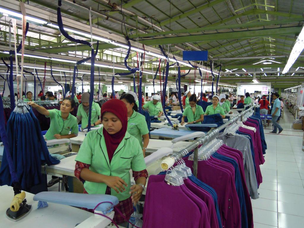우선,한국 봉 제업체들이 8 년대 현지 진출 이후,지금까지 인도네시아 봉제수출의 가 장 큰 비중을 차지하고 있으며 인도네시아 로컬 봉제업체들이 거의 없기 때문에 당분간 한국 기업들이 봉제수출 분야를 독점할 수 있는 기회가 많 은 것으로 분석 ㅇ 봉제업 자체가 노동집약적 산업이고 현지인 고용률( KBN지역 기준,약 4 5 ~5 만 명)매우 높기 때문에