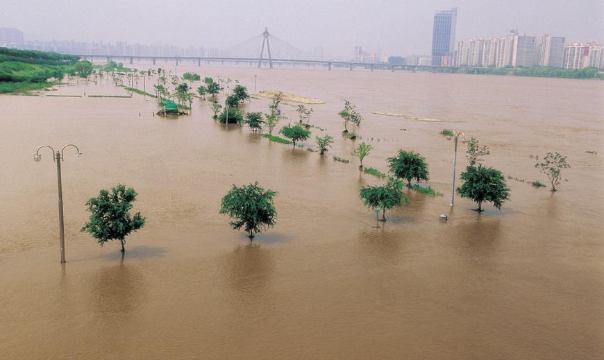 충남서천에기록된 607 mm를 1.5 배나초과하는강수량이었다. 산사태 홍수피해현황최근 10 여년간의홍수피해를살펴보면, 재산피해는 1997 년 ~2006 년사이의연평균피해액이 1조 7,478 억원으로 1980 년 ~1990 년사이에발생한연평균피해액 3,884 억원보다 4.5 배나증가하였다.