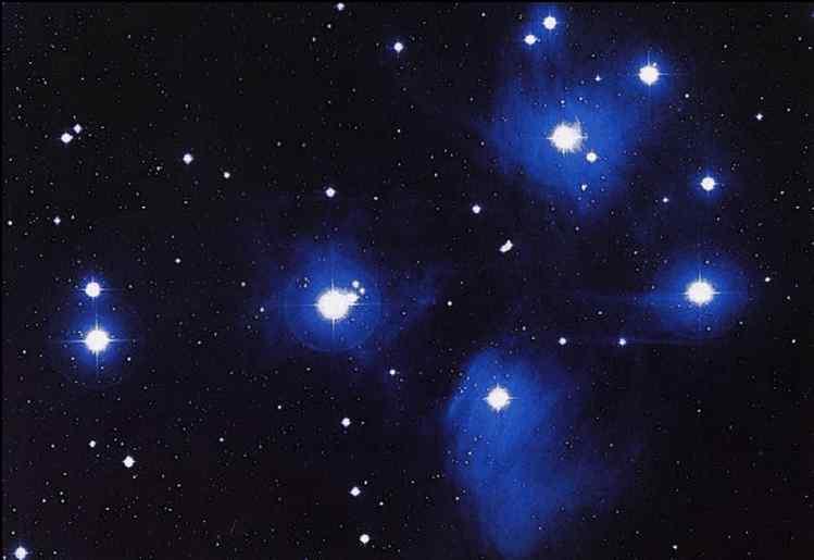 성단 (Cluster) 산개성단 : 수십개에서수백개의별들이산만하게모여 있는성단. 푸른색의뜨거운별들이은하면에가까이에위치하고있다.