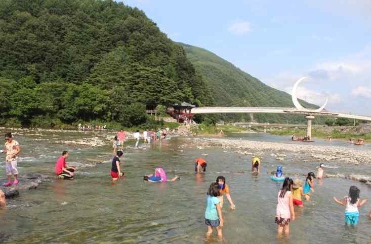 아우라지는물길을따라서울까지목재를운반하던뗏목터로 주변경관이아름답고물이맑으며 강변에는조약돌이깔려있음 정선아리랑발상지이며 아리랑전수관에서정선아리랑을배울수있음 매년 월말