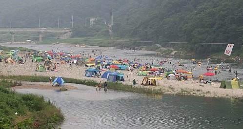 수변공원 광안리해변테마거리 해변공원 노천카페등이유명 낭만의거리 해맞이광장 젊음의거리 축제의광장등으로불리우는관광테마거리 가광안리해변을따라조성 백사장 광안대교야경 요트 스쿠버다이빙등을즐길수있음 수영구청안전관리과 문화공보과 시내버스 부산역 번