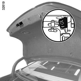 트렁크 (3/3) 6 7 트렁크내부에서트렁크리드열기비상시 ( 트렁크안에갇혔을경우등 ) 트렁크내부에서수동으로트렁크리드를다음방법으로열수있습니다. - 트렁크래치부의형광비상레버 6을화살표방향으로강하게밀면트렁크리드가열립니다.