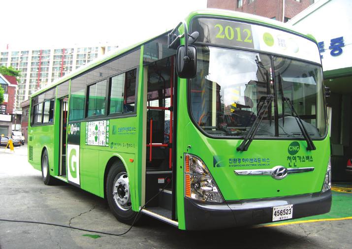 22 Seoul Public Transportation 서울의대중교통정책 05 버스차량의개선 대중교통체계개편이후에도서울시는친환경버스 (CNG, 전기버스 ) 도입및교통약자친화형버스도입 ( 저상버스 ) 등을위해노력하고있습니다.
