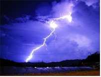 5 낙뢰재해예방안전조치 낙뢰 (lightning strike, 落雷 ) 의정의 대기또는뇌운 ( 雷雲 ) 과지표물체사이에생기는방전현상 -