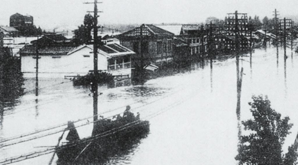 런데 1925 년 7월에있었던전대미문의을축년대홍수로인해제방이유실되는사고가발생하였다. 당시측정된수위는한강인도교에서 11.76m, 구용산에서 12.74m, 뚝섬에서 12.95m 로신용산제방안에있던이촌동은순식간에침수되었고신 구용산과영등포등에서도제방이무너져시가지와농경지가모두물속에잠기게되었다고한다. 또뚝섬에있던상수도수원지도침수되어상수도공급이끊기는등의피해를보게되었다.