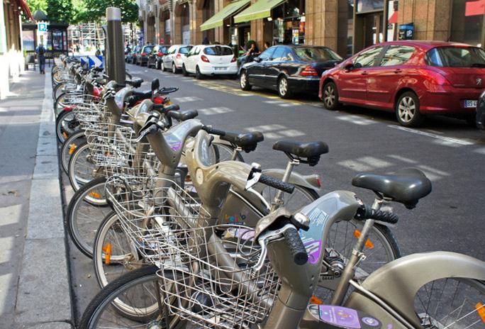 되고 있다. 또한 네덜란드에서는 자전거 수송분담률이 통근 통행시 통행시 48% 26%, 등하교 의 높은 수준으로 단순한 레저 목적이 아닌 모든 통행목적에 활발하 게 이용되고 있는 것으로 알려지고 있다.