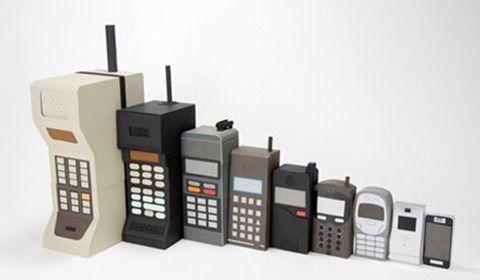 [ 그림 3-9] 휴대전화변화모습 자료 :htp:/venma.tistory.com/91 세계최초휴대전화는미국연방통신위원회 (FCC) 가 1983 년인증한상용휴대폰모델인모토로라다이나택 (MotorolaDynaTAC)8000X 이었다소위 벽돌폰 이라고불려진이휴대폰은 4 8 34cm( 가로x세로 x높이, 안테나포함, 안테나불포함시 19.