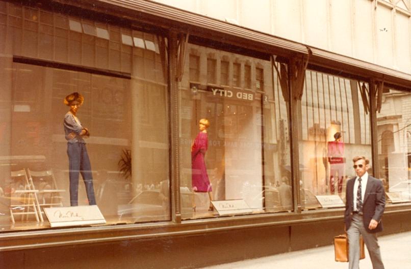 20세기 중 후반 한국패션 고찰 <그림 9> 메이시스백화점 쇼 윈도우를 장식한 노라노의 의상들, 1980 - 노라노 제공 <그림 11> <그림 10> <Nora Noh East>와 <Nora Noh West>의 컬렉션 안산반월프린트공장 내부전경, 1982 드로잉, 1986 <그림 12> 청담동 - 노라노 제공 - 노라노 제공 <노라노 집>의 내부전경,