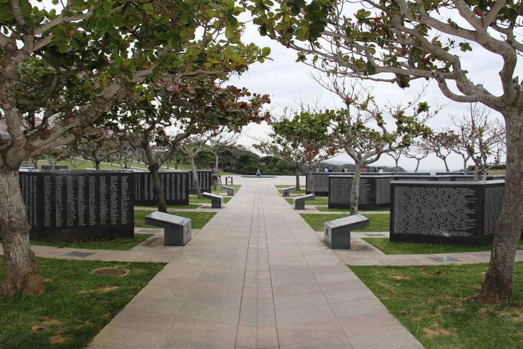 부채꼴 모양으로 생긴 공원에는 만 명의 희생자의 이름을 새겨 넣은 검은색 위령비가 줄지어 세워져 있다