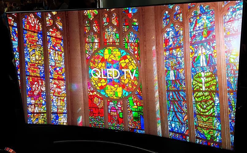 더욱향상된퀀텀닷 QLED TV 공개 화질경쟁뿐만아니라 TV를사용하는생활공간에서라이프스타일을빛내줄수있는디자인측면에서도경쟁 - 유리기판한장수준의약 2.