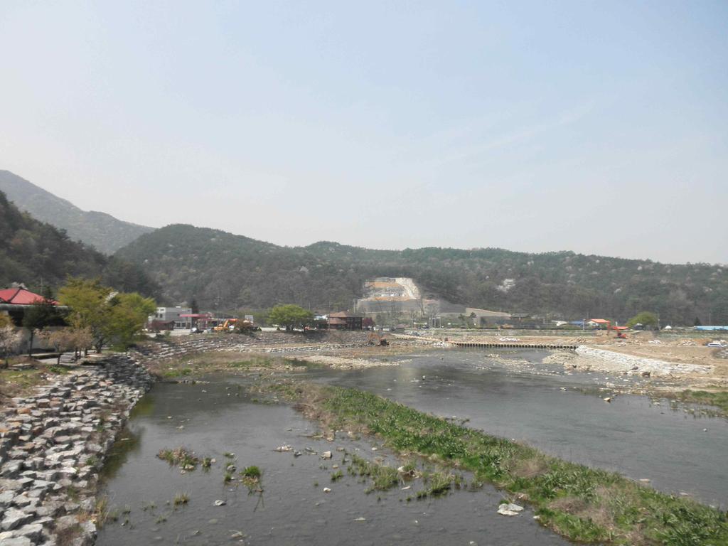 괴산군외쌍유원지 산막이옛길과가까워산과강을함께즐길수있고 최근 년간물놀이사고가발생하지않은안전한유원지입니다 볼거리 : 칠성면미선나무축제 (4월초 ) 즐길거리 : 칠성면외사리산막이옛길 먹거리 : 올갱이국, 능이닭백숙, 민물매운탕 문의처 괴산군청문화관광과