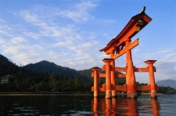 이츠쿠시마신도신사 (1996) 전통에따르면이츠쿠시마신사는 593년에설립되었다. 이곳은고대로부터성스러운곳이라고여겨진히로시마만의섬에위치해있다. 이신사는만으로부터 160미터나떨어진곳에서있는거대한 도리이 문과만조때는물위에떠있는것처럼보이는아름다운주홍색신사건물들로유명하다. 사례라할수있다.