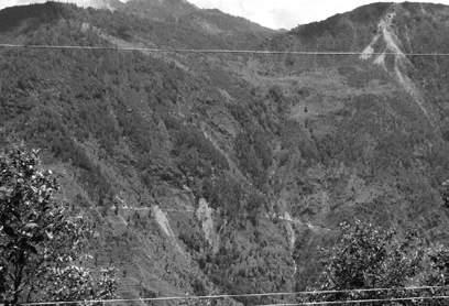 대지진이스치고지나간神들의땅, 네팔 초기에북부지역곳곳에서발생된산사태로도로가차단됨에따라구조및구호물자공급이지연되 어피해가가중되었다. 그림 13. 산사태로통제된도로 ( 신두팔촉 ) 그림 14. 도로의부분파괴 ( 누와코트 ) 3.