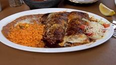 점심을가장중요한식사라고여겨저녁보다점심을더많이먹고고기등무거운음식을먹는편이다. 멕시코대표음식 - 몰레 (mole) 다양한종류의고추와견과류등을갈아서만든소스로주로칠면조, 닭고기와함께곁들여짐. - 멕시코전역에서몰레를먹지만쓴맛의카카오가들어간뿌에블라 (Puebla) 지역의몰레가가장유명하고와하까 (Oaxaca) 지역의몰레도유명함.