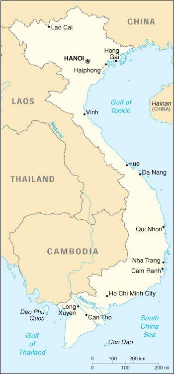 인도차이나반도동부에위치 -중국, 라오스, 캄보디아에인접 -최북단과최남단거리는 1,750 km 북부홍강과남부의메콩강이주요생활중심지 -홍강은중국운남성에서발원하여통킹만으로흐르는 1,200 km ( 베트남통과구간은 475 km ) 에달하는북부지역의젖줄 -메콩강은연장 4,220 km ( 베트남통과구간은 200 km ) 으로티벳에서발원해중국, 미얀마, 라오스,