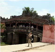 광조회관 (Chua Quang Dong): 중국교포들의향우회장소이며현재도제단으로이용되고있다.