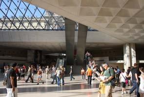2 피라미드밑 (Hall Napoléon) 나폴레옹홀 지하철 : Palais-Royal / musée du Louvre 1 회원가입공간 2 우체국 3 기념품상점 9 시청각실루브르비디오. 입구에프로그램게시. 무료입장.