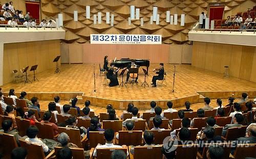 제 4 장북한의외부문화수용현황및특징 윤이상음악회개최 개요 -
