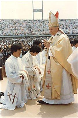 [97] 교황요한바오로 2 세 2005.11.12 13:10 <== 교황요한바오로 2 세는 25 년간 102 차례 131 개국을순례하며용서와화해, 사 랑과평화를촉구해왔다. 사진은 1984 년한국을찾은교황이사제서품식을주례하고 있다.