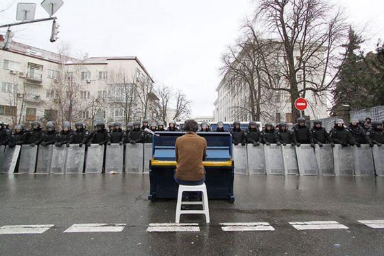 172 동유럽발칸연구제 39 권 1 호 [ 사진 10] 시위진압경찰들과피아노맨 [ 사진 11] 삐산끼문양이그려진안전모 [ 출처 ] (Ukranian Peace Piano) ( 사진 10) (Euromaidan Protesters Decorate Helmets) ( 사진 11)