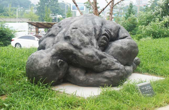 이때문에안산시를단원의도시라명명하며매년 10월대형규모의단원미술제와김홍도축제를열어신인작가들을양성하고있는데, 단원미술관은바단원미술제와김홍도축제에서수상한작품을전시해놓는곳이다.