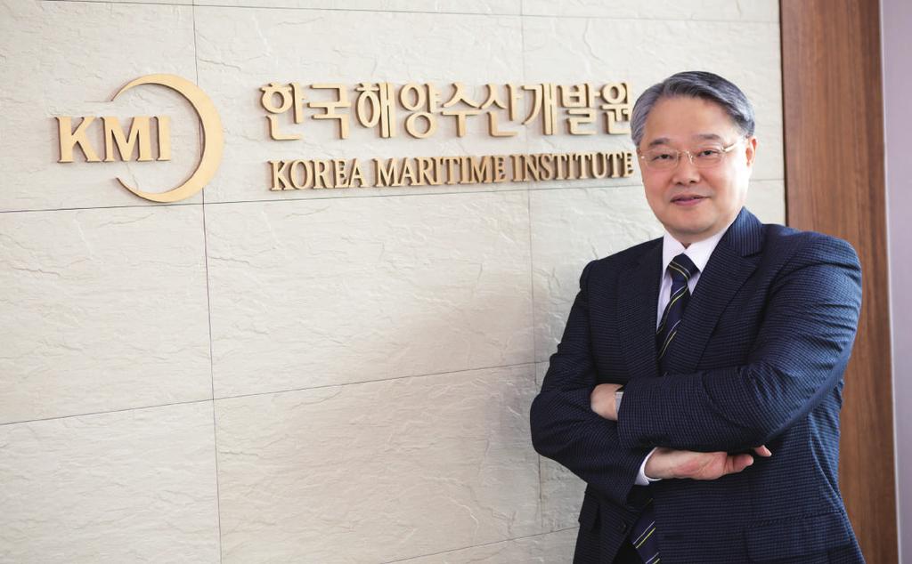 04 Korea Maritime Institute KMI 원장인사말 05 국민경제발전에도움이되는연구에중점을두겠습니다. 한국해양수산개발원 (KMI) 은 1984 년한국해운기술원으로출범한이후 30 년이상해운항만, 해양및수산업의발전을위한 연구를수행하여오면서세계적으로인정받는해양수산분야전문연구기관으로도약해왔습니다.