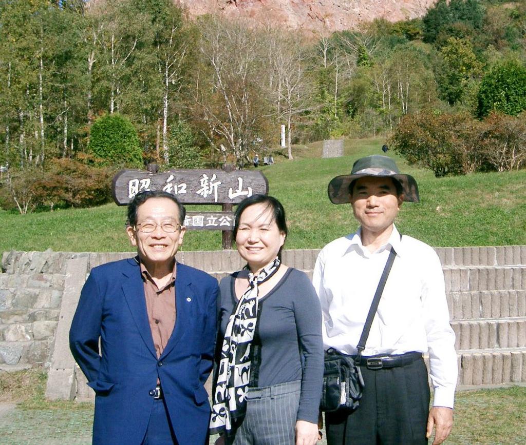 아내황응순과함께일본홋카이도를방문했을때우리를안내해준 HOŜIDA Acuŝi( 왼쪽 ) 씨와 (2010 년 10 월 ). 에스페란토이야기 를실었고, 에스페란토의간 략한역사, 문법등을소개하였다. 돌이켜보면에스페란토는나에게풍요로운삶 을살게해준고마운언어다.