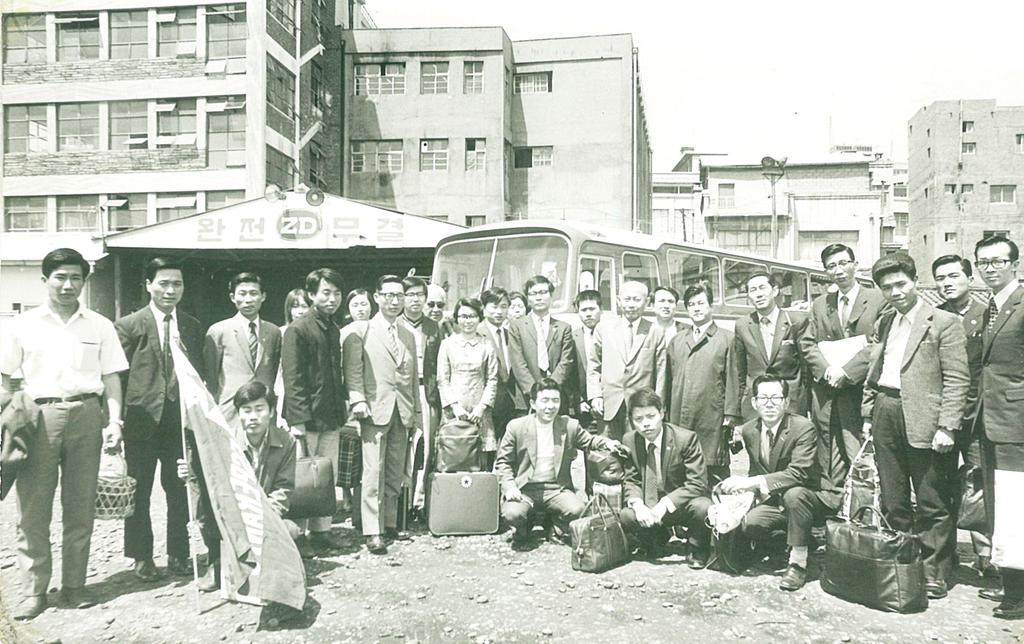 Antaŭ Korea Domo (Seulo) fotiĝis la partoprenantoj en Internacia Renkontiĝo de Koreaj kaj Japanaj Esperantistoj, okazinta de la 29a de aprilo ĝis la 5a de majo 1971 en Busan, Daegu kaj Seulo.