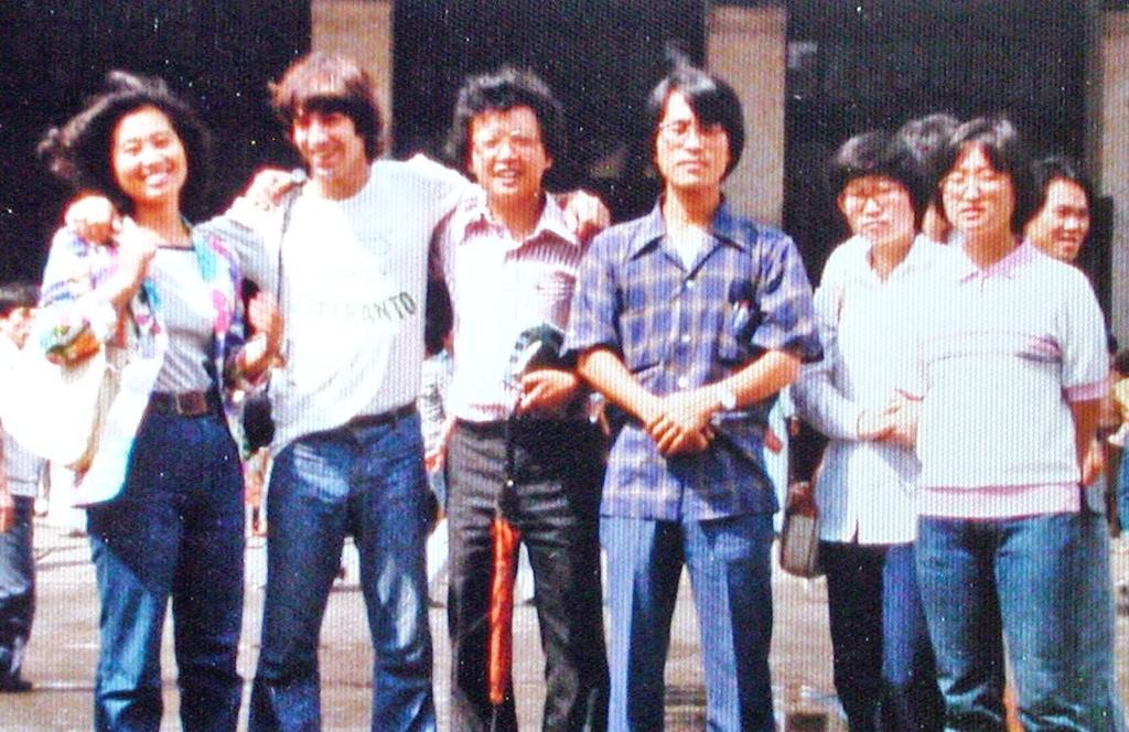 으면좋으련만 그러나그분이돌아가신후화장을했기때문에묘소가남아있지않다. 최초의해외여행과 KS 의탄생 1980 년여름. 내생애처음으로해외여행을하게된다. 일본요코하마에서개최된제 67 회 일본에스페란토대회에참석한것이다. 처음해보는해외여행이라참우스꽝스러운차림이었 다. 가방은어찌그리컸던지. 책이랑옷이랑 소위말하는이민가방이라는것. 그것과또 조그만가방하나.