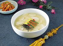 Holidays Korean SOLT I INTRODUCTION Tip of the Day "Thuck-Guk" ( 떡국 ) and "Song-Pyoun" ( 송편 ) There are two big traditional holidays in Korea. One is 설날 and the other is 추석.