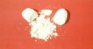 코데인은모르핀이나헤로인의중독증을치료하는대체마약으로사용되기도하며, 그형상은무취의백색결정이나결정성분말, 정제, 캡슐또는감기약과같은용액의액상을하고있음 최근중국제품명복방감초편 몰핀(3mg/g) 과코데인 (1.