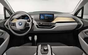 산업융합과신성장동력웹진 이슈분석 2. 보급형전기자동차시장개화의시발점에선 BMW 'i3' 지난 2013 년 8월 BMW 는프랑크푸르트모터쇼를통해전기자동차개발에착수한지 6년만 11) 에진일보한 프리미엄급보급형전기자동차 모델 i3' 를선보이며자동차업계안팎에서큰주목을받았다.