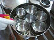 배식대 및 배식기구는 세척 및 소독하여 건조된 것을 사용.