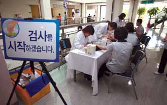 Korea University Ansan Hospital News No.31 November / December, 2011 07 제 3 차환자안전및감염관리주간행사개최 안산병원은지난 9월 27일 제3회환자안전및감염관리주간행사 를개최했다.
