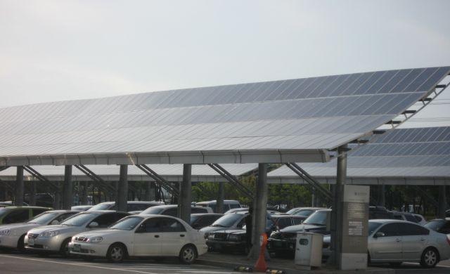 리창출의효과도기대하고있다. 무엇보다도광주는 Solar City Gwangju 라는슬로건아래신 재생에너지중에서도특히태양에너지의활용에앞장서고있다. 광주에서는전국최초로 광주태양에너지도시조례 를제정하여건축허가전에에너지절약계획을제출함으로써에너지절약형건축을유도하고있다. 그리고이와같은노력을인정받아 2007년제1회신 재생에너지대상대통령표창을수상하기도하였다.