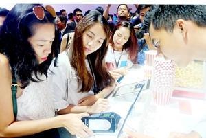 페이지 10 / 18 삼성전자스마트폰결제서비스시험도입 베트남 2017 년연간의류수출 305 억달러에 달할전망 한국삼성전자의베트남현지법인삼성 비나 (Samsung Vina) 는 13 일베트남국가결제사 (NAPAS) 와의업무제휴에의해개발한스마트폰을사용한결제서비스 " 삼성페이 (Samsung Pay)" 의시험도입을개시했다.