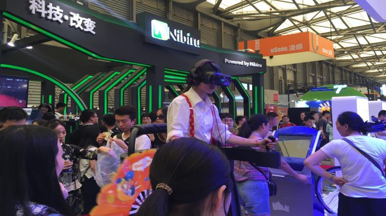 Key Chart 올해도차이나조이의열기는뜨겁다 VR: 차이나조이의가장큰화두 중국 VR 시장은매우빠른성장이전망됨 ( 억위안 ) ( 만명 ) 중국 VR 시장전망 600 3,000 500 400 시장규모