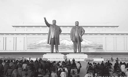 한이해로규정된다. 북한은 사회정치적생명체 를 인민대중이혁명의자주적주체로되 체사상에대하여 에서명확하게드러났다. 즉, 수령의사상과영도를따라수령 당 대중이일심동체가될때공고한혁명의주체가되며, 수령의유일적영도에따라 조직적전일체로되어야한다는것이다.